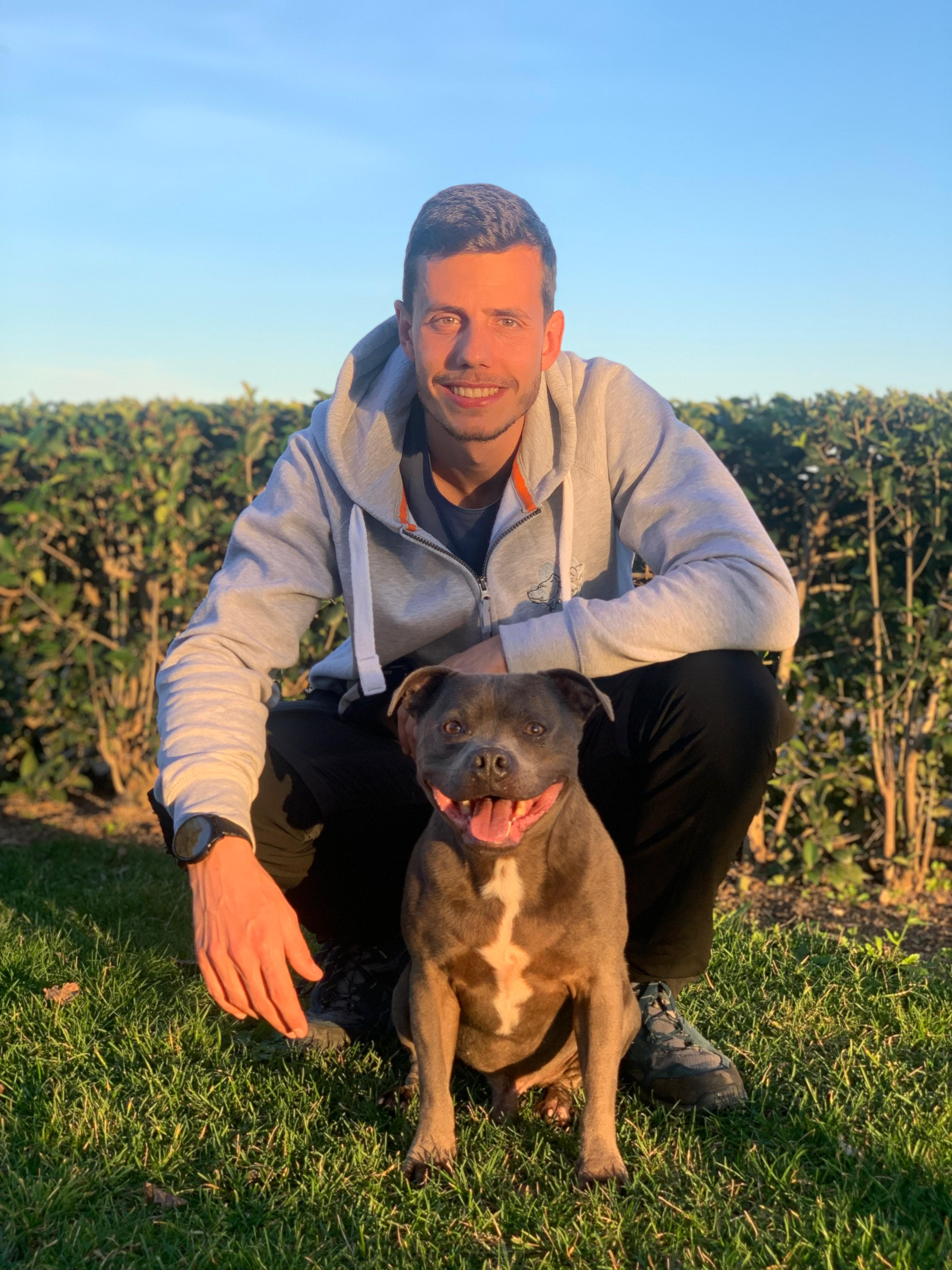 Miguel Fajardo Horno junto a su perro